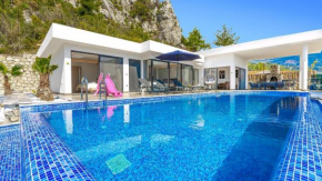 Schöne Villa Mit Pool, Blick Auf Meer Und Tal